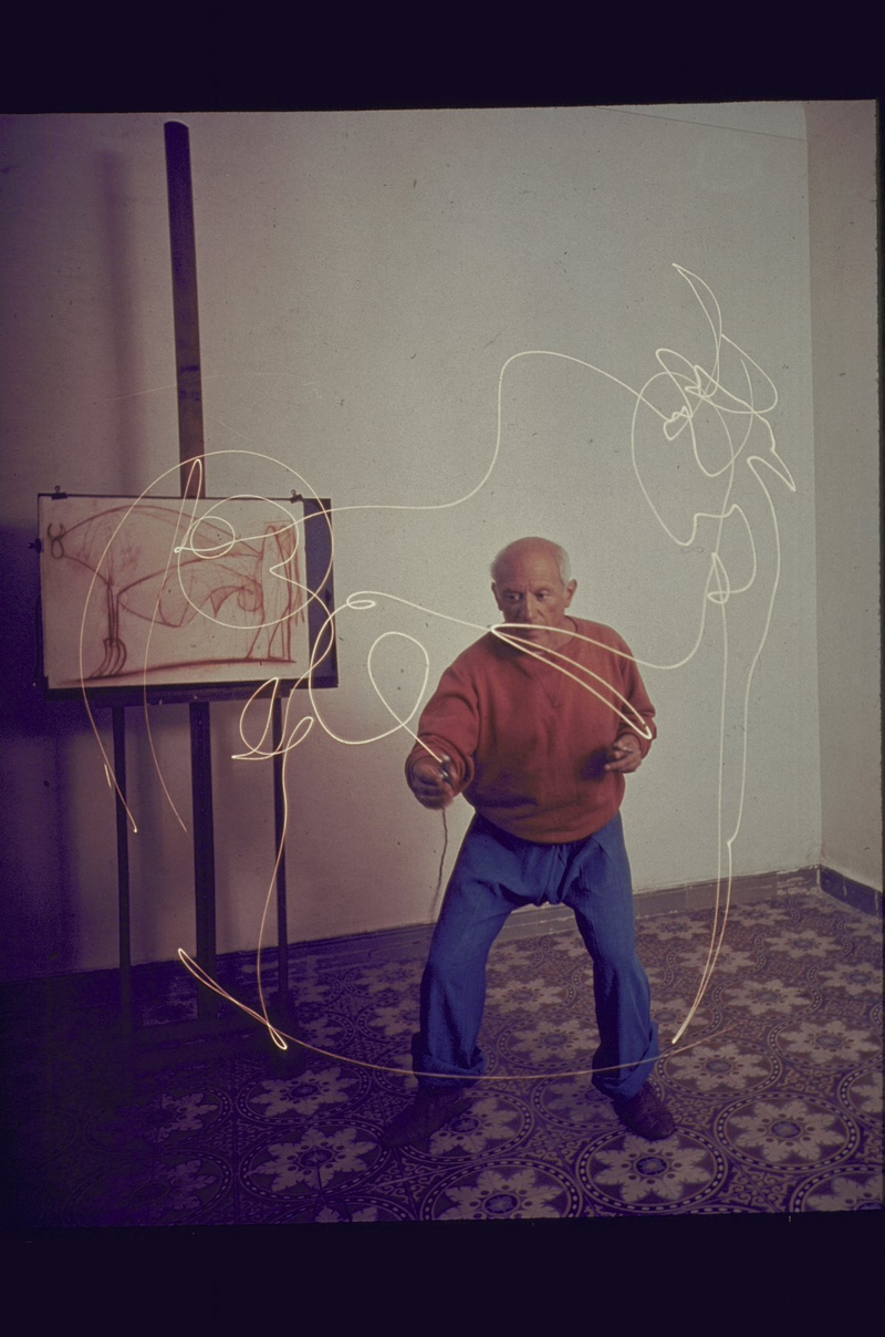Illustration for article titled Beautiful vintage pictures of Picasso drawing with light